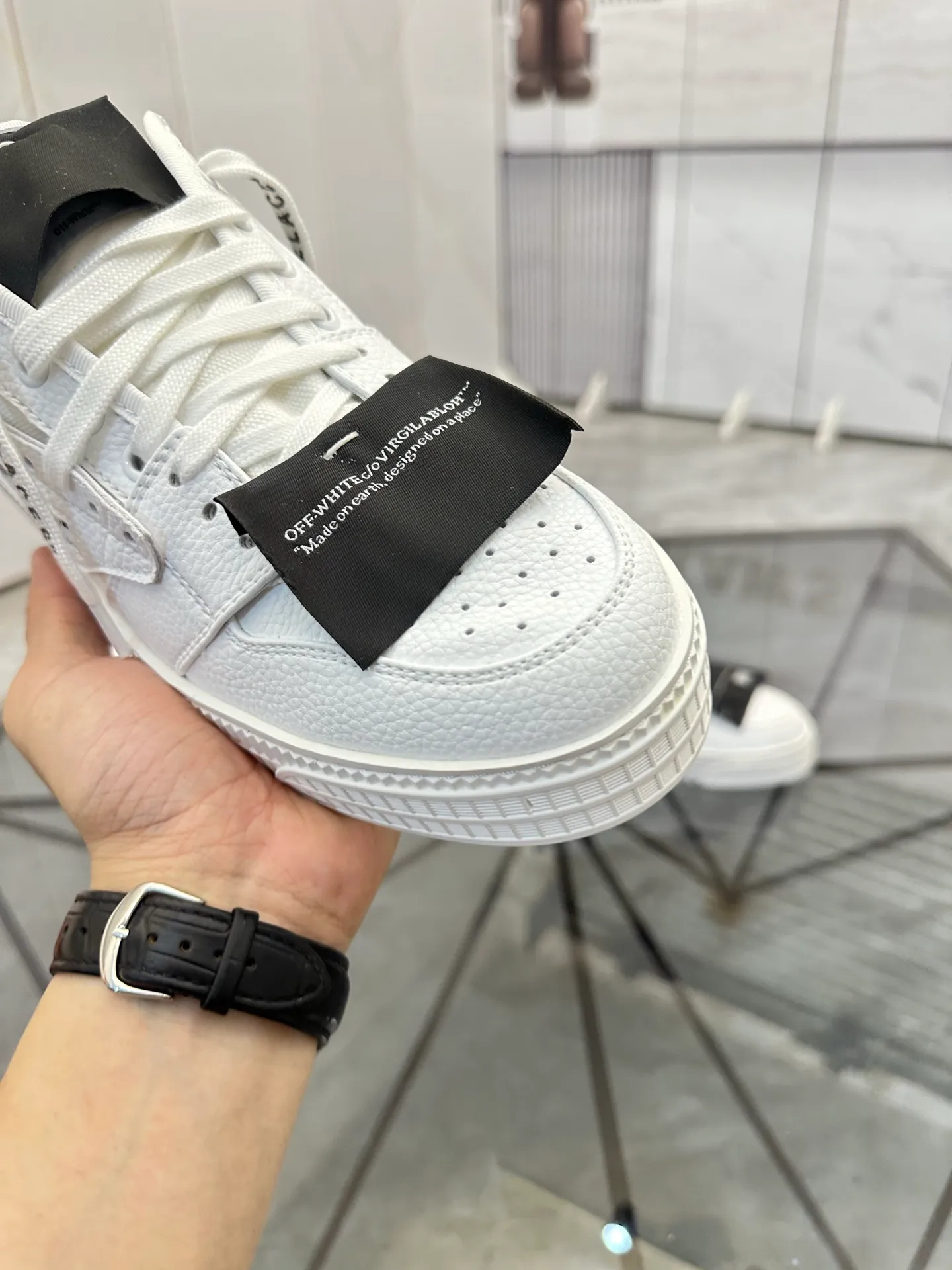 Selling men's shoes 💰: 💰P500¥ High-end top quality Product trademark: OFF WHITE *"OFF WHITE*" low-top casual shoes Regular size: 35-45 (can be customized to 46) Couple style Product materials: Upper imported first-layer cowhide stitched with original fabric, genuine leather lining, original outsole. No.: H203